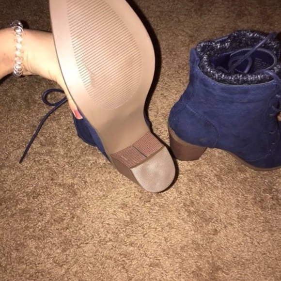 Cuffed lace up boot/heel - Picture 3 of 3